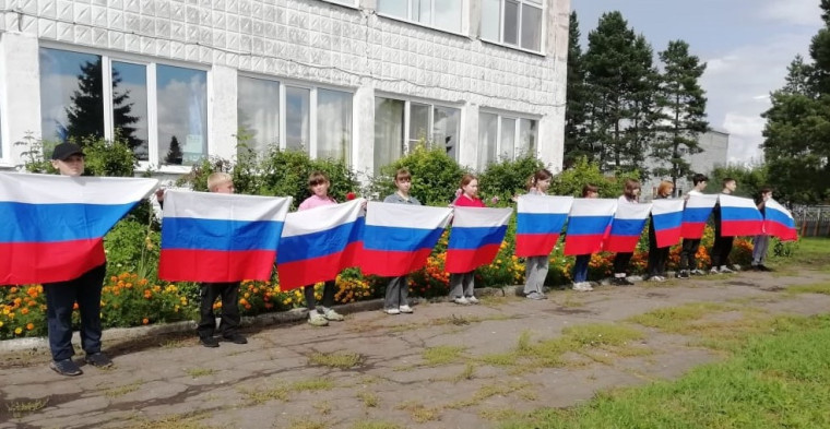 Новологиновцы присоединились к Всероссийской акции «Цвета Родины» в День Государственного флага России.. Новологиновцы присоединились к Всероссийской акции «Цвета Родины» в День Государственного флага России..